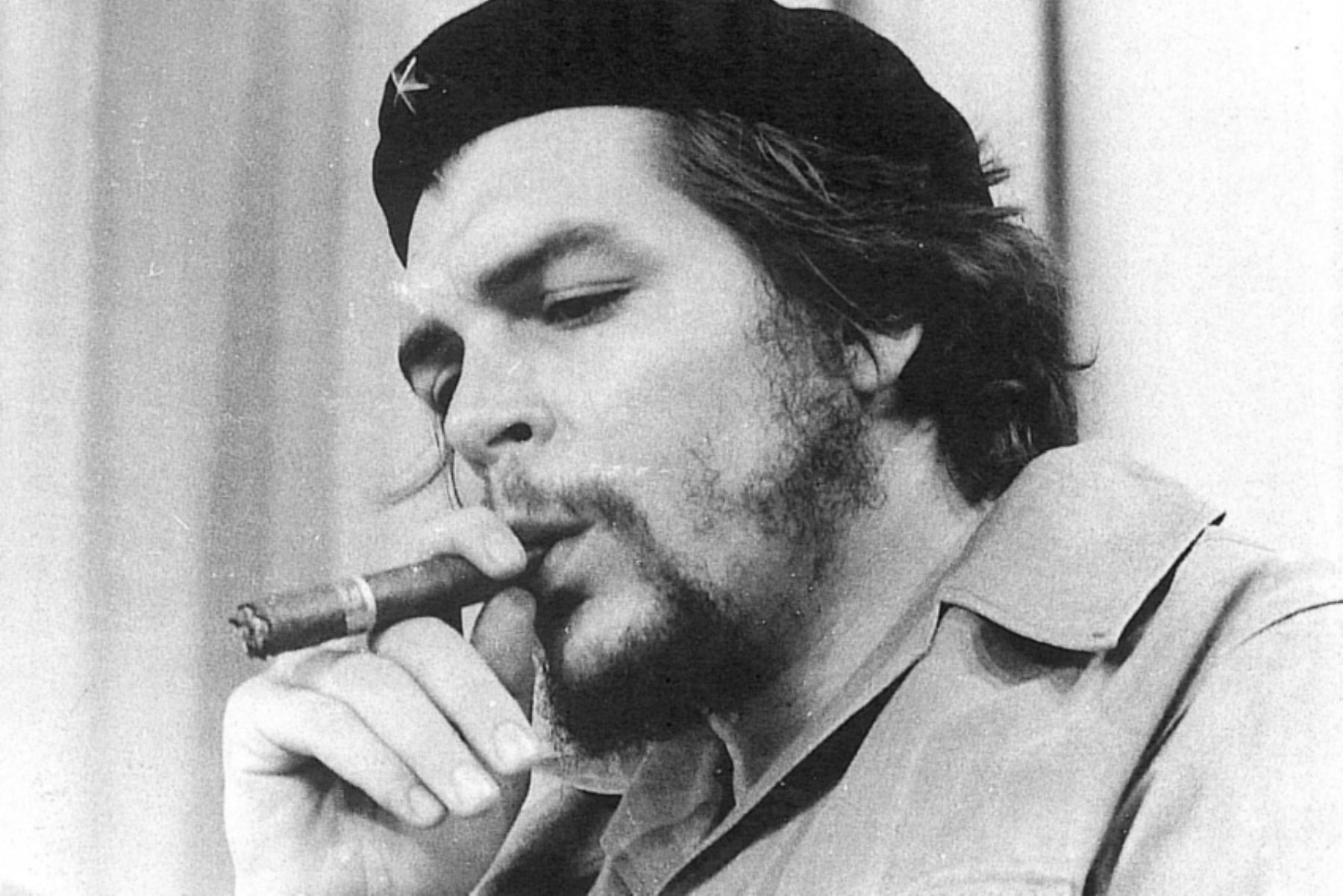 Эрнесто че Гевара с сигарой