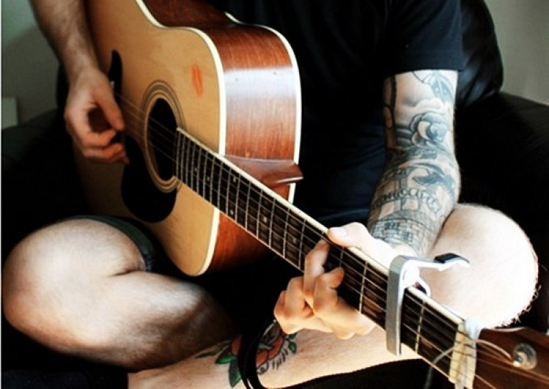 Ненавижу гитару. Парень с гитарой. Гитара в руках. Фотосессия с гитарой мужчины. Красивый парень с гитарой.